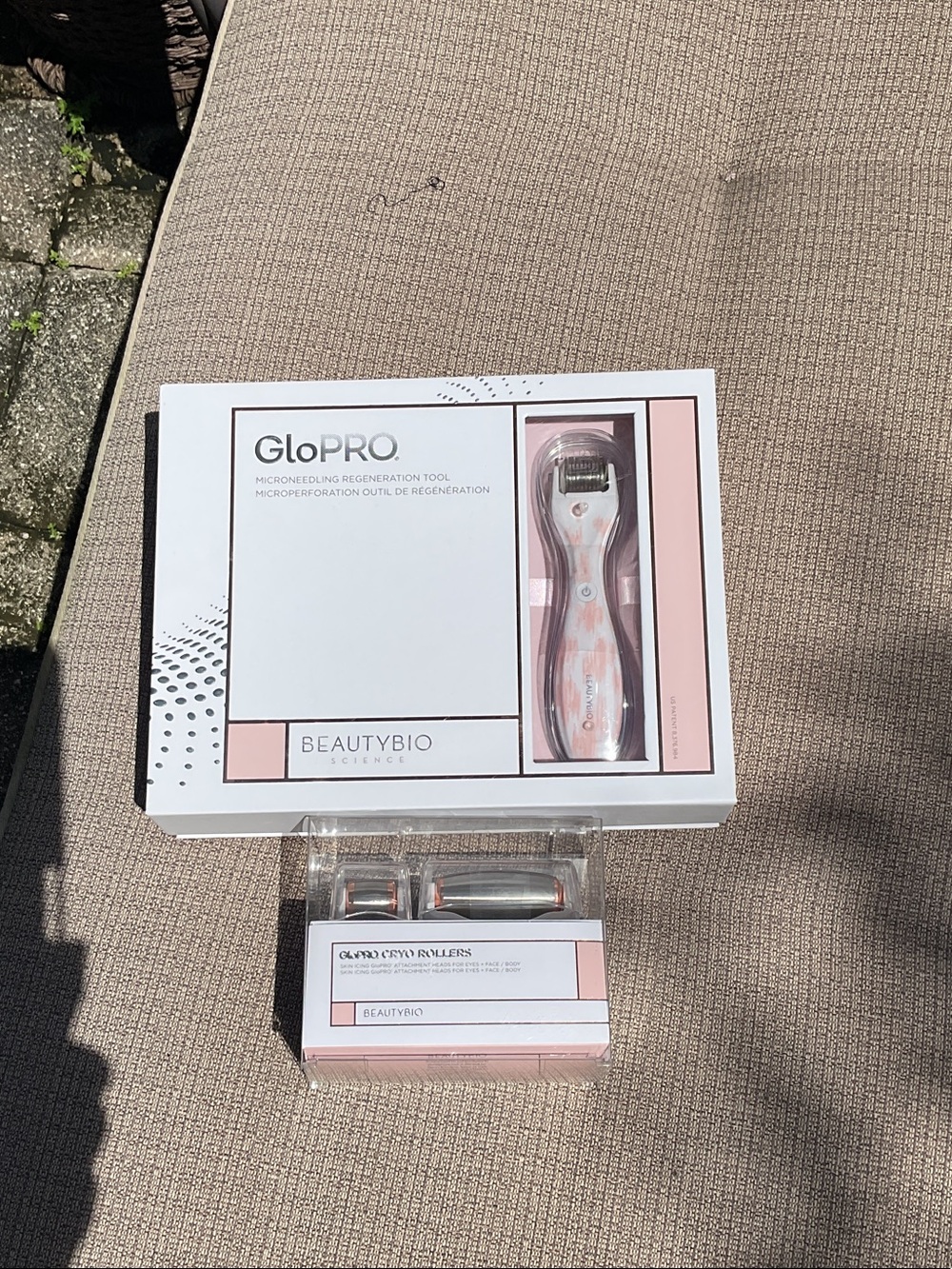 GloPRO Microneedling Regeneration Tool in Pink - with cryorollers